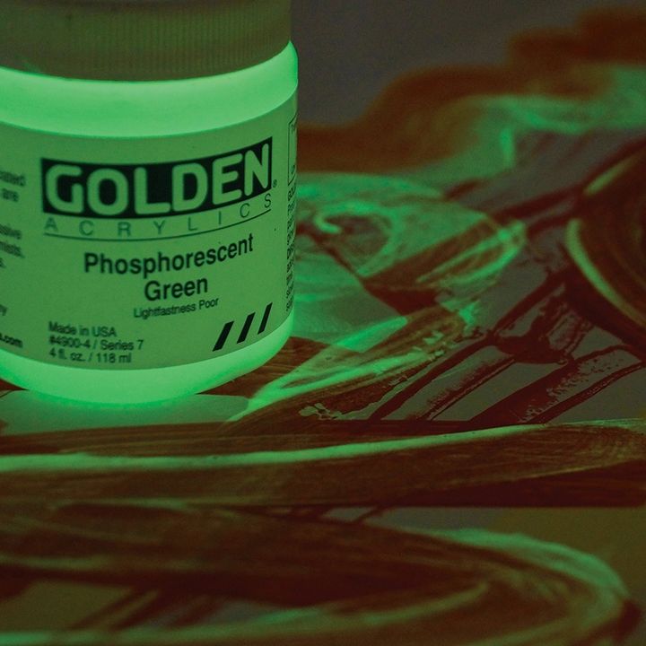 Krupni kadar GOLDEN Heavy Body Phosphorescent akrilne boje, profesionalni umjetnički materijal.