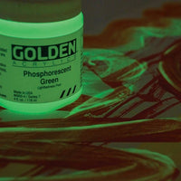 Krupni kadar GOLDEN Heavy Body Phosphorescent akrilne boje, profesionalni umjetnički materijal.