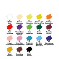 Kreativni set ROSA akrilnih boja za tekstil, 18 bočica od 20 ml pored oslikanog komada tkanine.