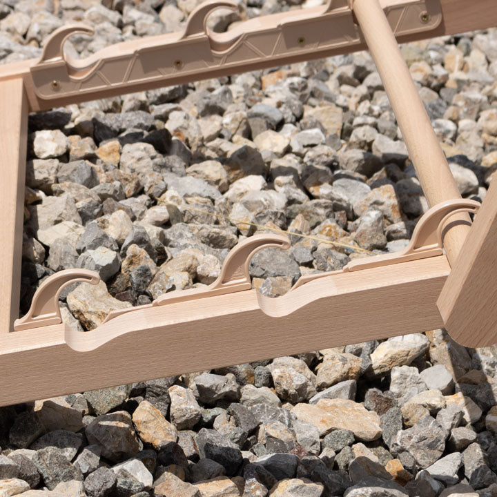 Detalj teksture drveta na ARTMIE drvenoj baštenskoj ležaljci.