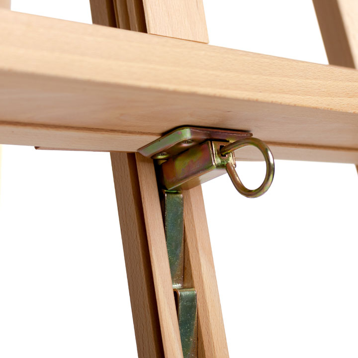 Alpha Easel ARTMIE slikarski stalak sa postavljenim platnom u ateljeu