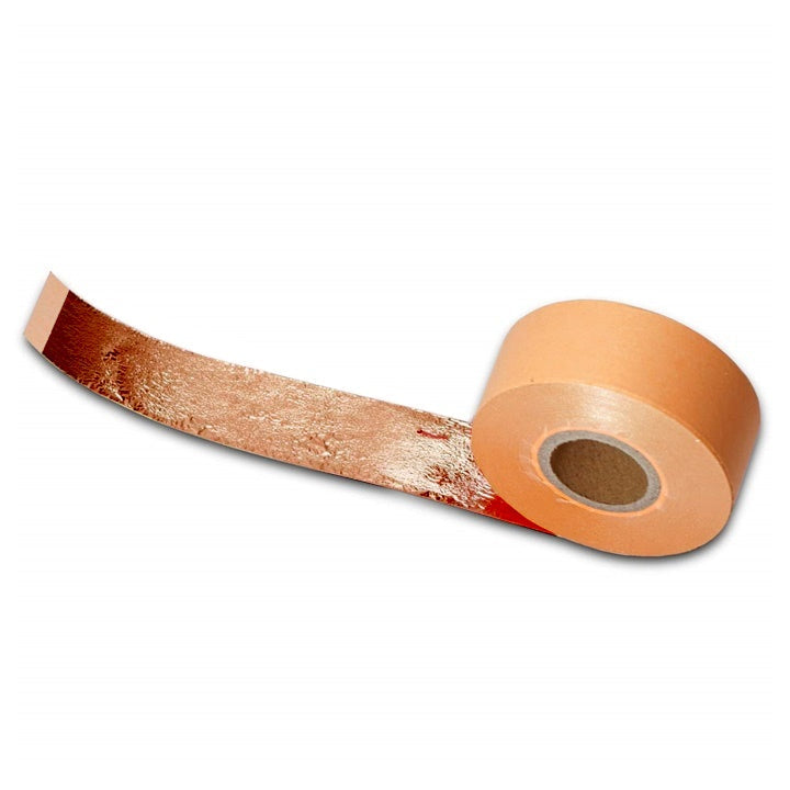 Bakrena metalik folija u rolni dimenzija 2.5 cm x 50 m za kreativne radove i dekoraciju.
