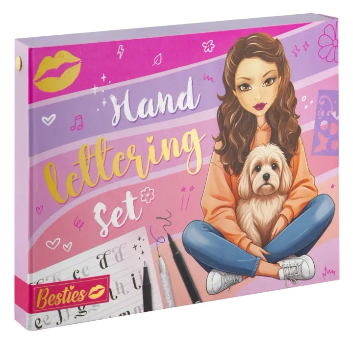 Besties set za ručno ispisivanje koji sadrži radnu svesku od 32 strane i pribor za kaligrafiju.