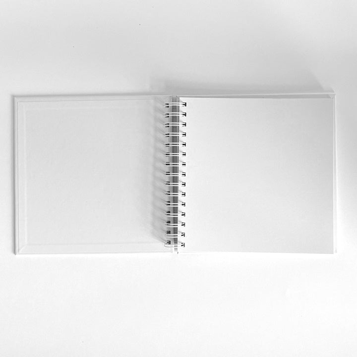 Pogled izbliza na korice bijelog albuma za scrapbooking formata 20,5x20,5 cm.
