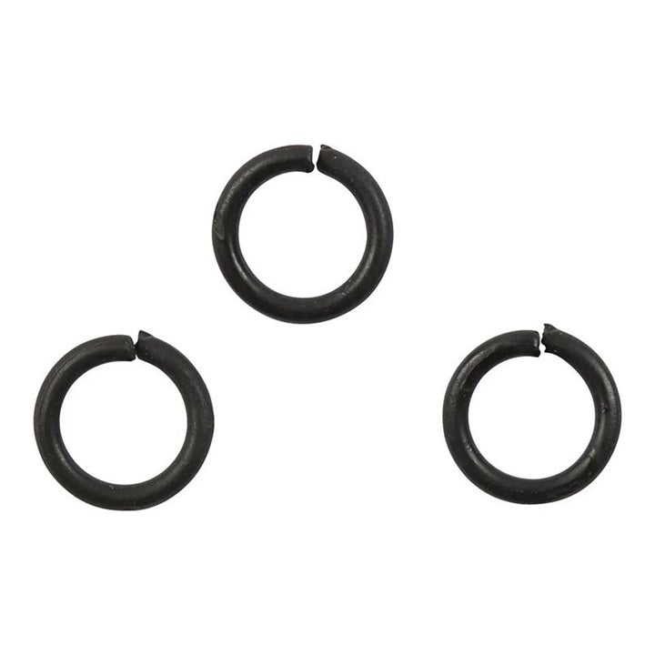 Krupni kadar crnih metalnih spojnih prstenova prečnika 7 mm za kreativne projekte.