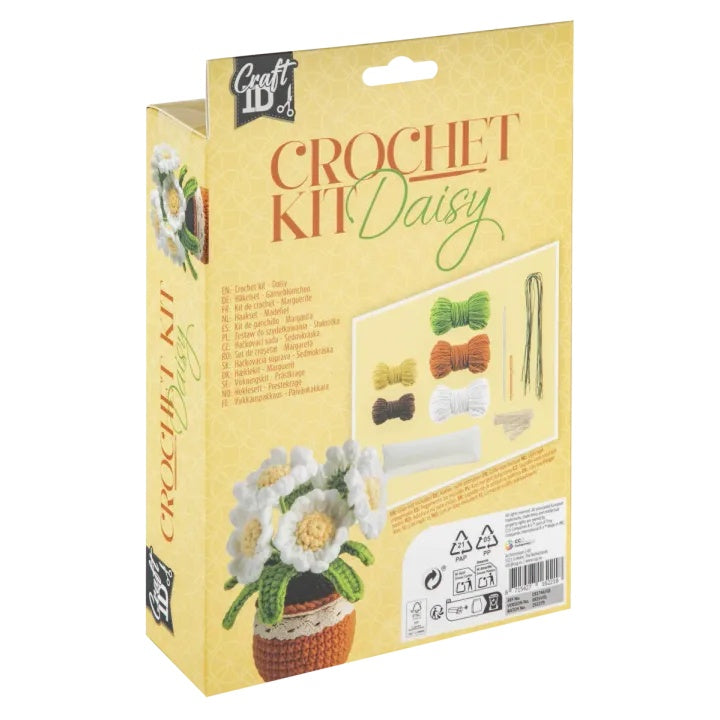 Krupni kadar heklane saksije sa bijelim ivančicama izrađene pomoću DIY seta za ručni rad.
