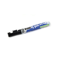 Pebeo Drawing gum marker 0.4 mm postavljen pored papira sa iscrtanim linijama maskirnog sredstva.