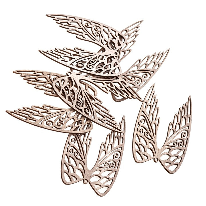 Set od šest drvenih krila dimenzija 9 cm za kreativno ukrašavanje i hobi projekte.