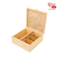 Drvena kutija ROSA TALENT dimenzija 20x20x8 cm sa četiri pregrade i metalnom bravicom za odlaganje umjetničkog pribora.