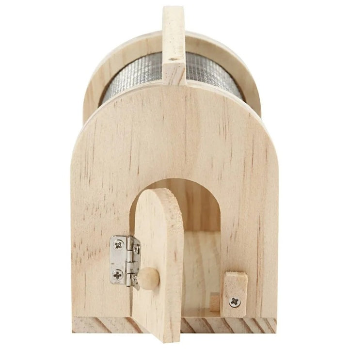 Krupni kadar drvenog kaveza za insekte sa finom metalnom mrežicom za ventilaciju.