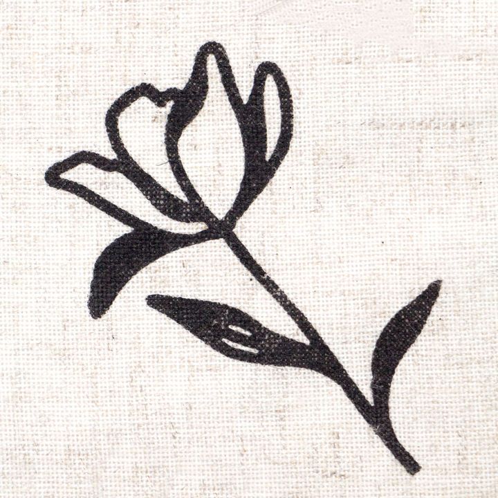 Detaljan prikaz motiva biljke na drvenom pečatu ROSA TALENT br. 12 Botanical, idealan za scrapbooking.