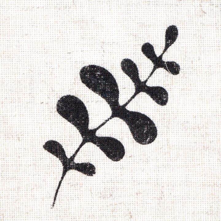 Detaljan prikaz motiva na drvenom pečatu ROSA TALENT Botanical 4x8 cm za umjetničke projekte.