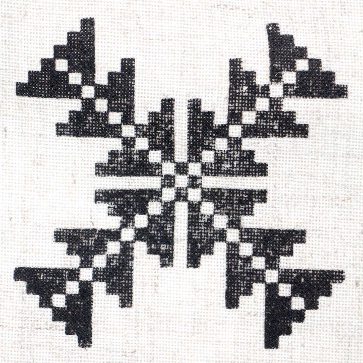 Detaljan prikaz drvenog pečata ROSA TALENT Geometry 9x9 cm sa geometrijskim uzorkom za umjetničke projekte.