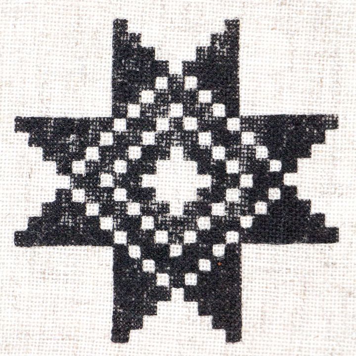 Krupni kadar drvenog pečata ROSA TALENT br. 4 Geometry sa geometrijskim uzorkom za umjetničke projekte.