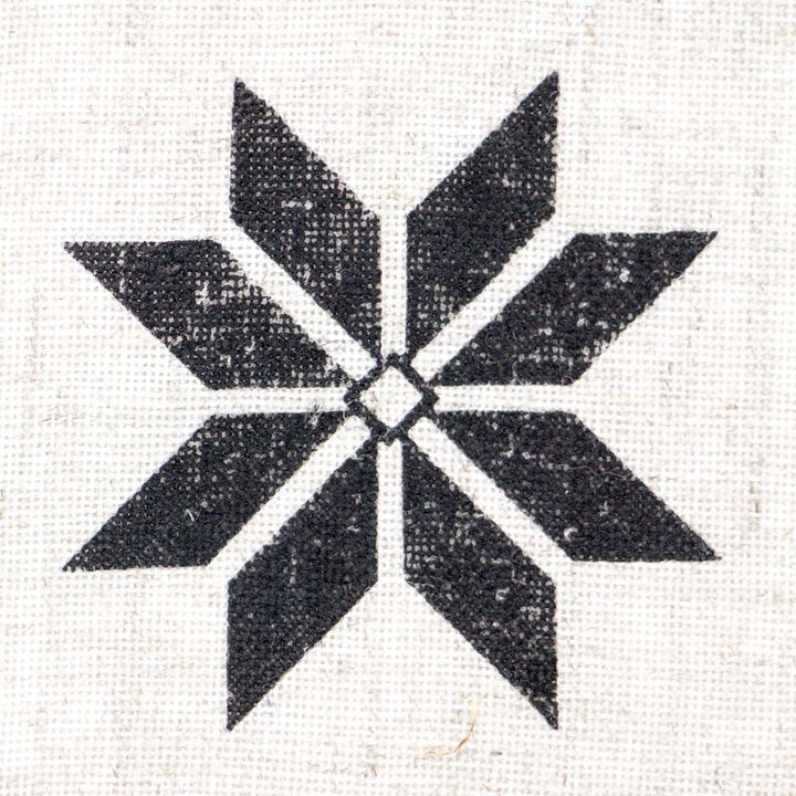 Detaljan prikaz geometrijskog motiva na drvenom pečatu ROSA TALENT br. 5, idealan za umjetničke projekte.