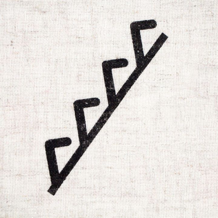 Detaljan prikaz geometrijskog motiva na drvenom pečatu ROSA TALENT br. 7 za kreativne radove.