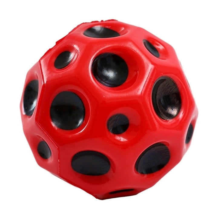 Fidget Crater Ball antistresna loptica sa rupicama za opuštanje i kreativnu igru.