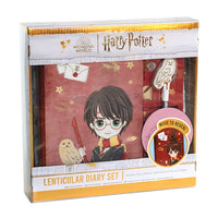Harry Potter bilježnica set sa četiri komada pribora za pisanje i crtanje na bijeloj pozadini.