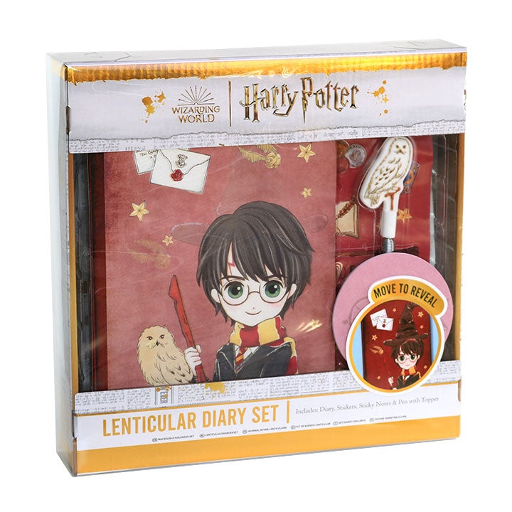 Harry Potter bilježnica set sa četiri komada pribora za pisanje i crtanje na bijeloj pozadini.
