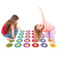Dječije ruke postavljaju Twister Throw &amp podlogu za zabavnu aktivnost.