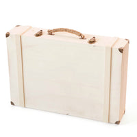 Sivi kofer s metalnim okovima dimenzija 63 x 43 x 14 cm za sigurno čuvanje i transport umjetničkog pribora.