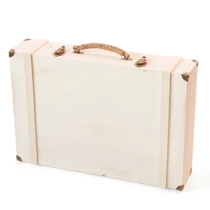 Sivi kofer s metalnim okovima dimenzija 63 x 43 x 14 cm za sigurno čuvanje i transport umjetničkog pribora.
