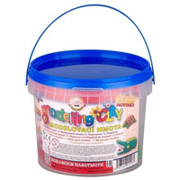 KOH-I-NOOR plastelin u plastičnoj kanti od 700 g sa osam različitih boja za kreativno oblikovanje.