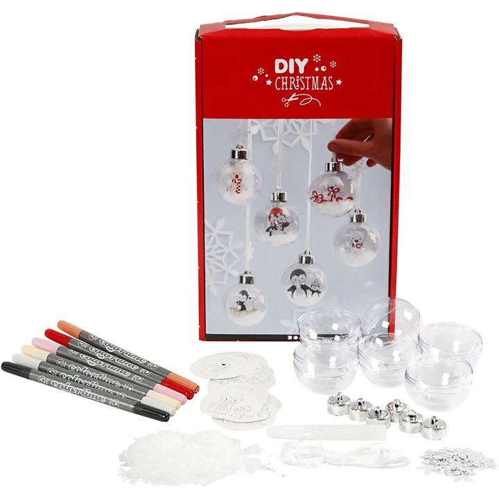 Pribor za kreativni set: prozirne plastične kuglice, šljokice, trake i ljepilo za izradu božićnih ukrasa.