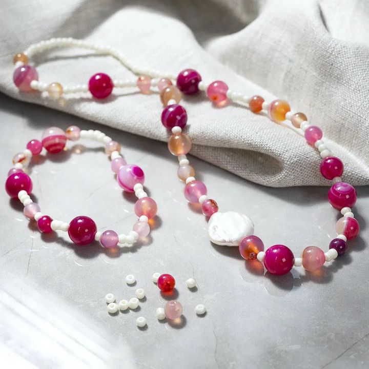 Gotov nakit napravljen uz pomoć Kreativni set za izradu nakita Mix roze