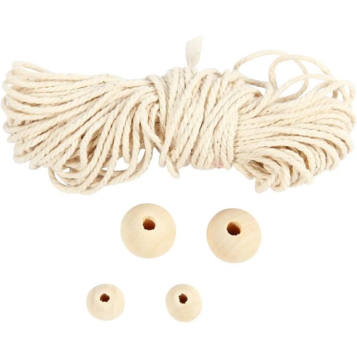 Krupni kadar procesa pletenja makrame pahuljice iz Mini kreativni set Makrame pahuljice.