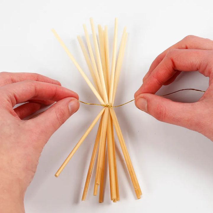 Dijete slaže ukras koristeći Mini kreativni set slamene snježne pahuljice.