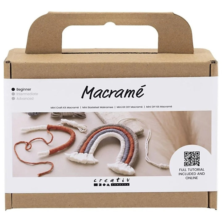 Mini makrame set duga u pakovanju sa pamučnim koncima u boji duge za kreativno pletenje.