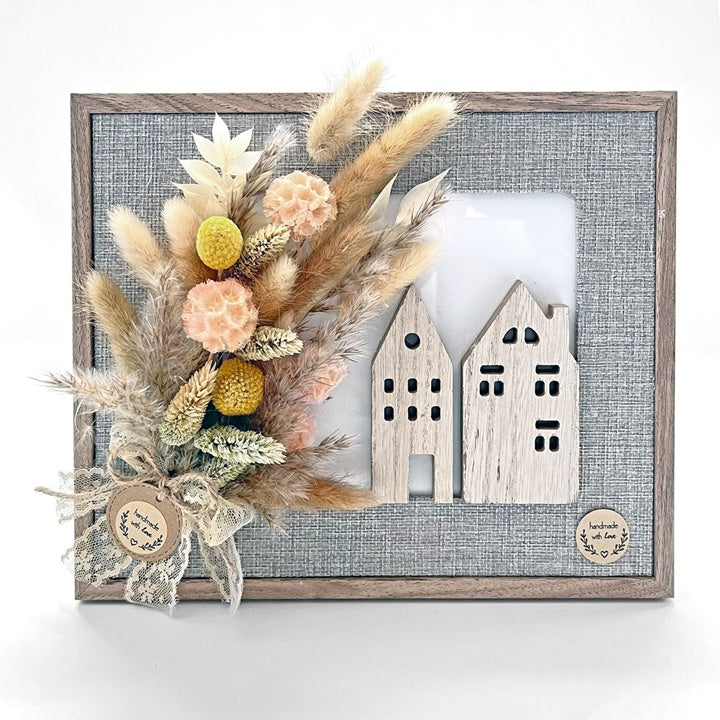 Mini suhi buket „Beige Touch“ od 20 cm postavljen na stolu kao elegantan umjetnički detalj u enterijeru.