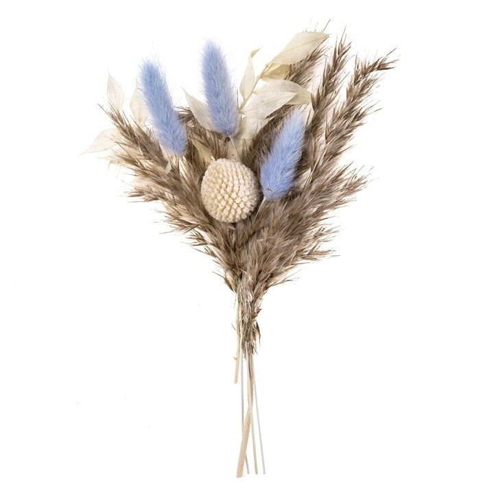 Mini sušeni buket Savannah Blue visine 20 cm u dekorativnoj vazi na stolu.