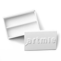 Plastična kutija za akvarel boje ARTMIE dimenzija 8 x 4.9 x 1.8 cm, zatvorena.