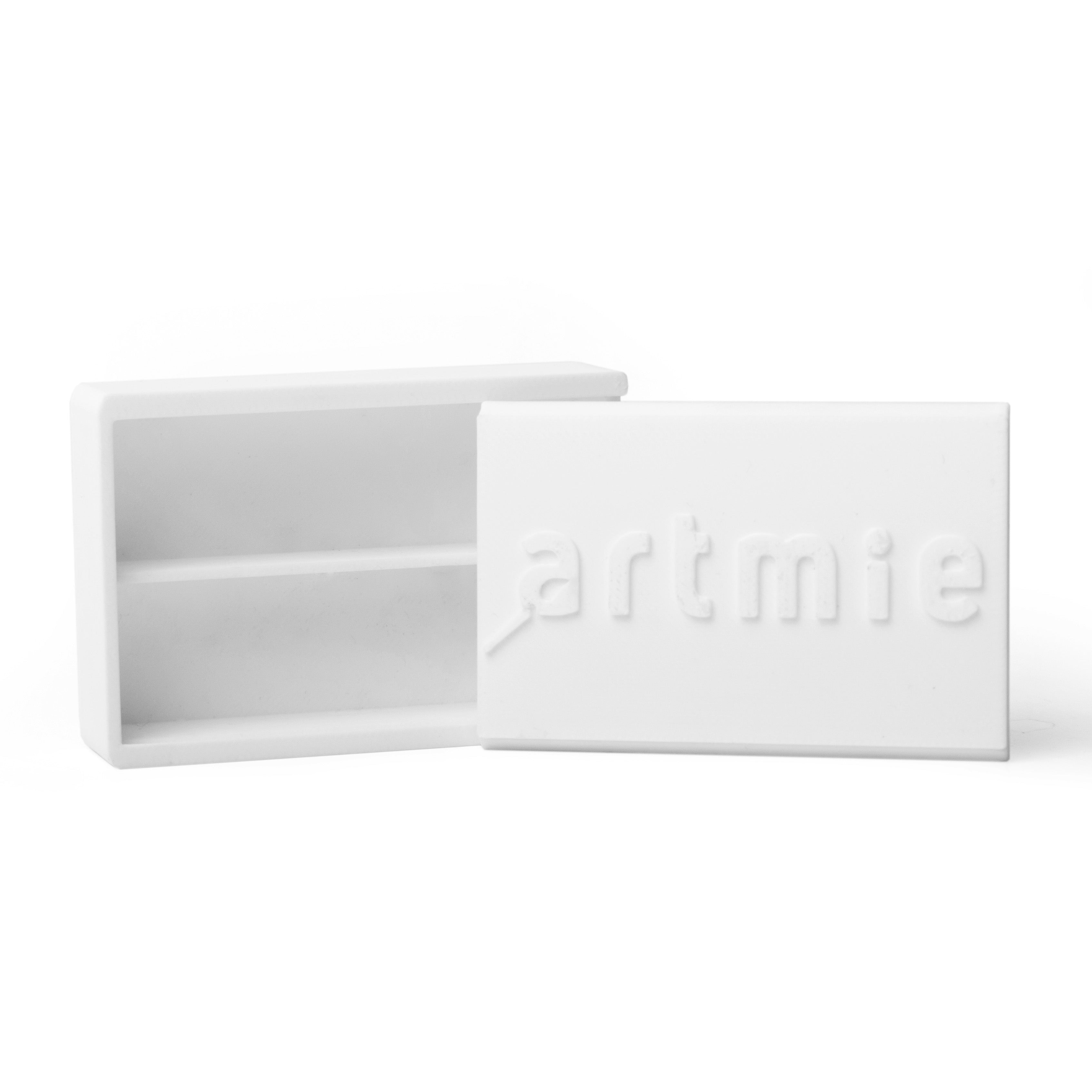 Detaljan prikaz unutrašnjosti ARTMIE plastične kutije za akvarel boje.