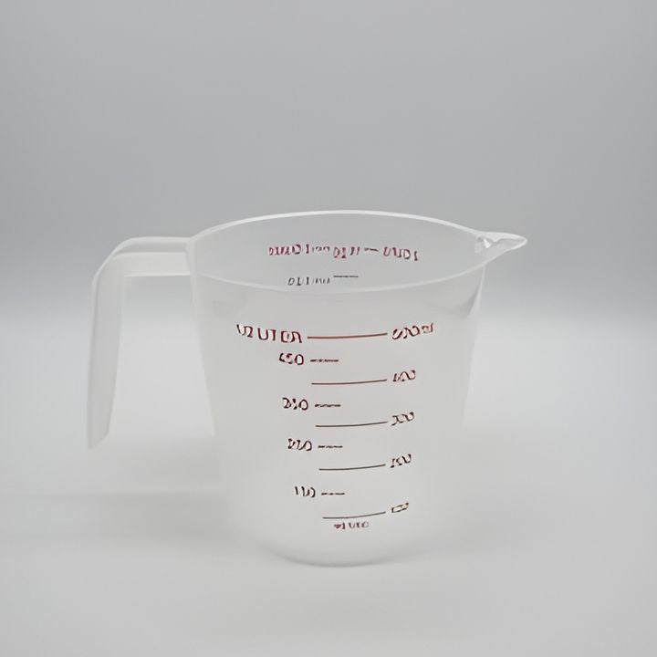 Plastična posuda za miješanje i izlijevanje boja zapremine 500ml sa praktičnim kljunom za precizno sipanje.