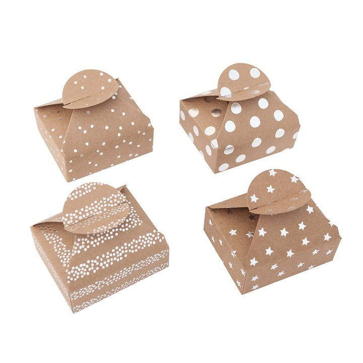 Četiri male poklon kutijice sa elegantnim srebrnim uzorkom dimenzija 6x7,5x2,5 cm.