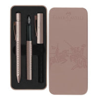 Elegantan Faber-Castell poklon set olovaka u luksuznoj bakrenoj nijansi za crtanje i pisanje.