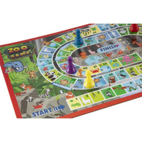 Porodica se zabavlja igrajući društvenu igru Zoo Game