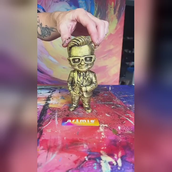 Chibi figurica od fotografije za bojenje – pravi video: bijela figurica odštampana prema fotografiji i njeno bojenje u ARTMiE ateljeu.