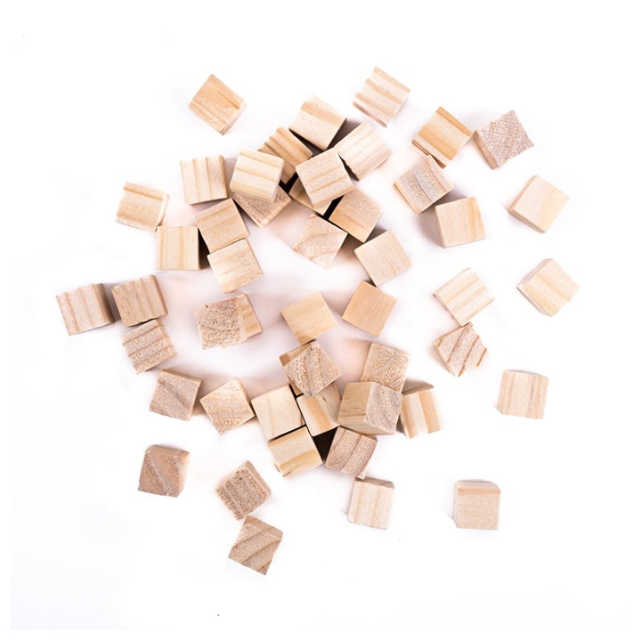 Set od 49 prirodnih drvenih kocki dimenzija 15x15 mm za kreativno stvaralaštvo i umjetničke projekte.