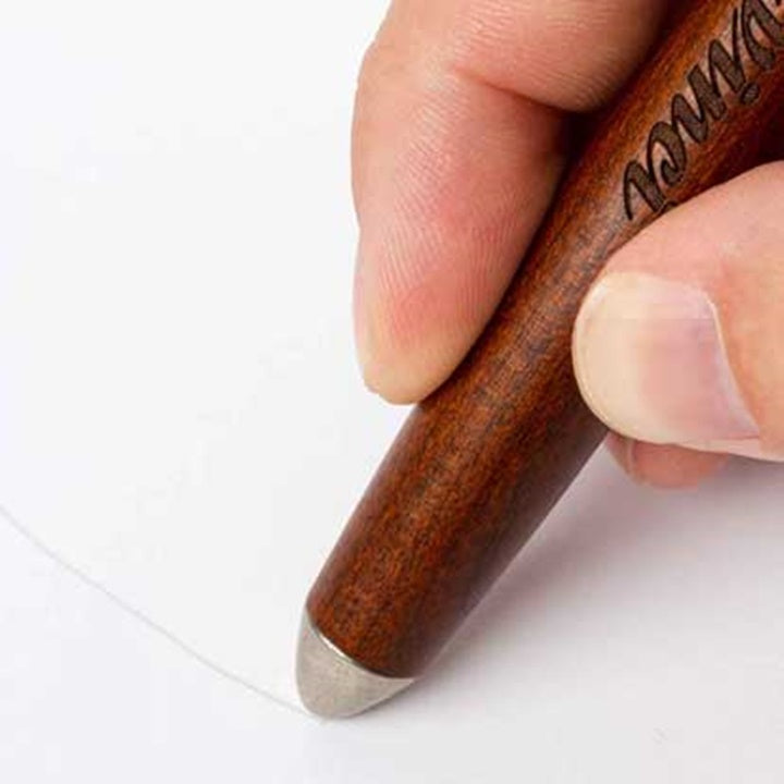 Prirodni akvarel kist da Vinci pored palete boja.