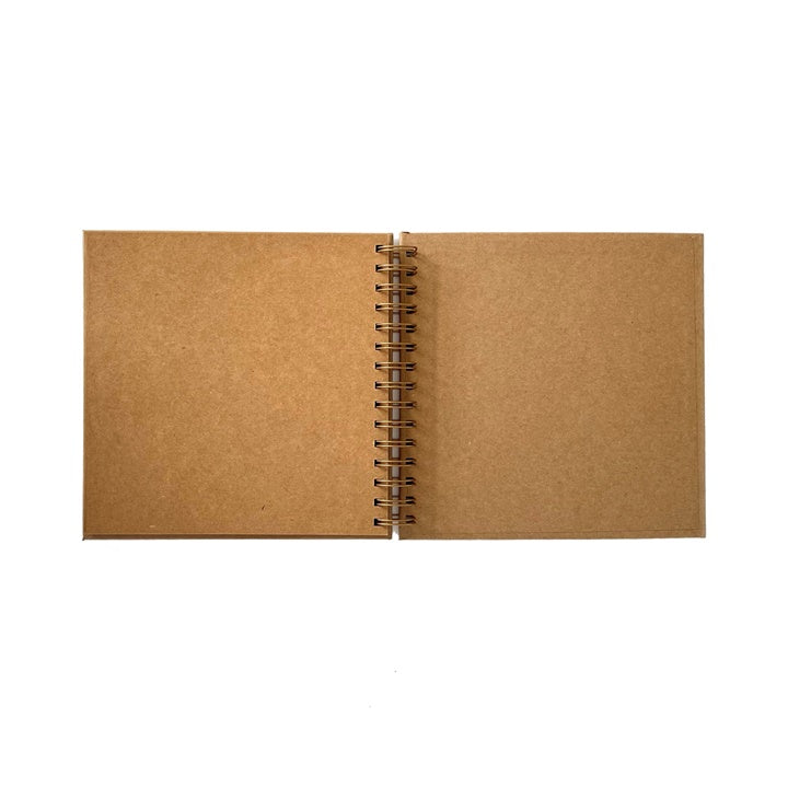 Otvoren prirodni album za scrapbooking 20.5x20.5 cm, idealan za kreativno čuvanje uspomena.