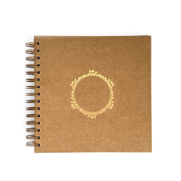 Prirodni album za scrapbooking dimenzija 20.5x20.5 cm sa koricama od recikliranog kartona.