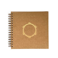 Prirodni album za scrapbooking dimenzija 20.5x20.5 cm sa koricama od recikliranog kartona.