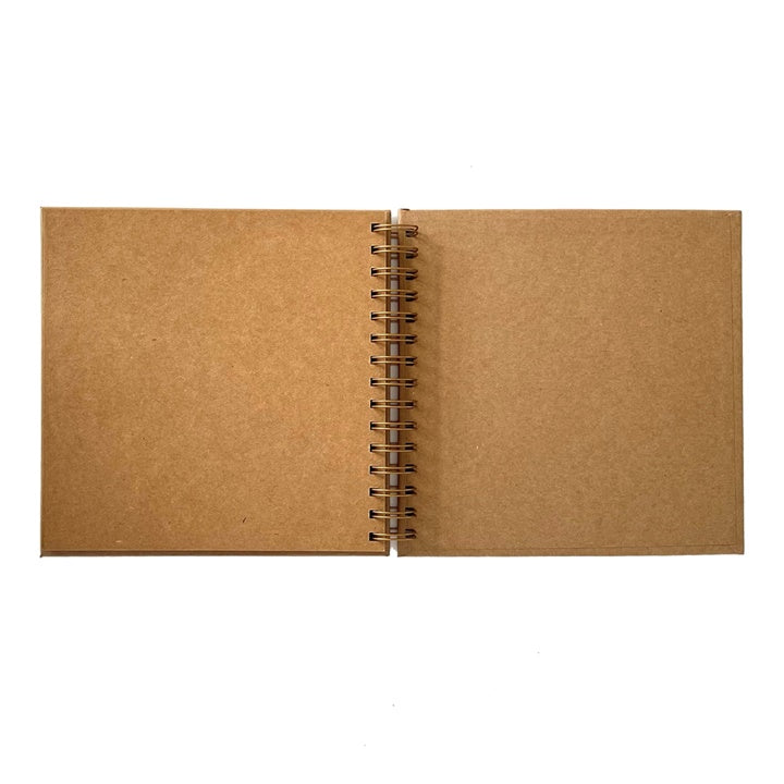 Detalj teksture korica prirodnog albuma za scrapbooking formata 30,5x30,5 cm.
