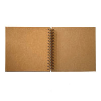 Detalj teksture korica prirodnog albuma za scrapbooking formata 30,5x30,5 cm.