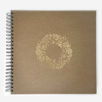 Prirodni album za scrapbooking dimenzija 30,5x30,5 cm sa koricama od ekološkog kartona.