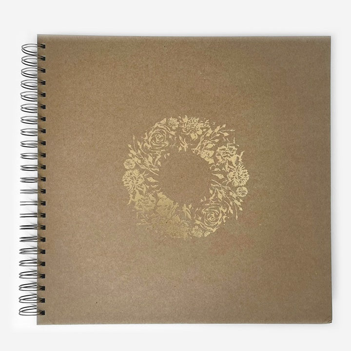 Prirodni album za scrapbooking dimenzija 30,5x30,5 cm sa koricama od ekološkog kartona.